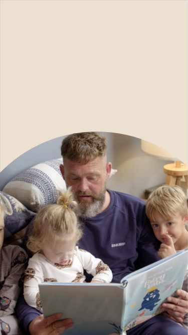 Peter Radix leest zijn kinderen voor uit "Alle tanden op elkaar... En poetsen maar!". Dit prentenboek is geschreven door Harmen van Straaten. Een duurzaam kinderboek over tandenpoetsen.